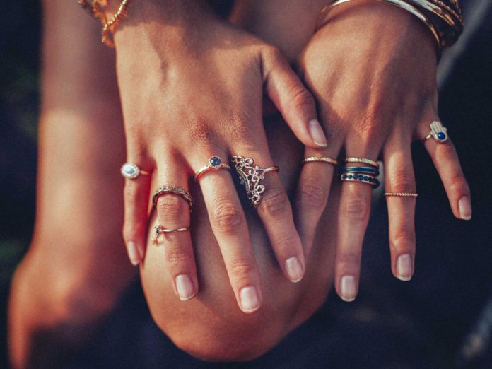 Cum să porți verigheta și inelul de logodnă pe deget