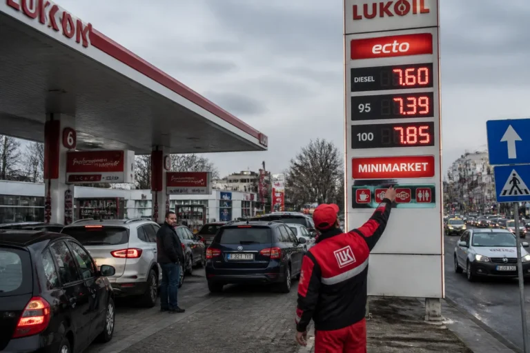 Carburanții bat recorduri: benzina și motorina, la 15 bani de maximele istorice