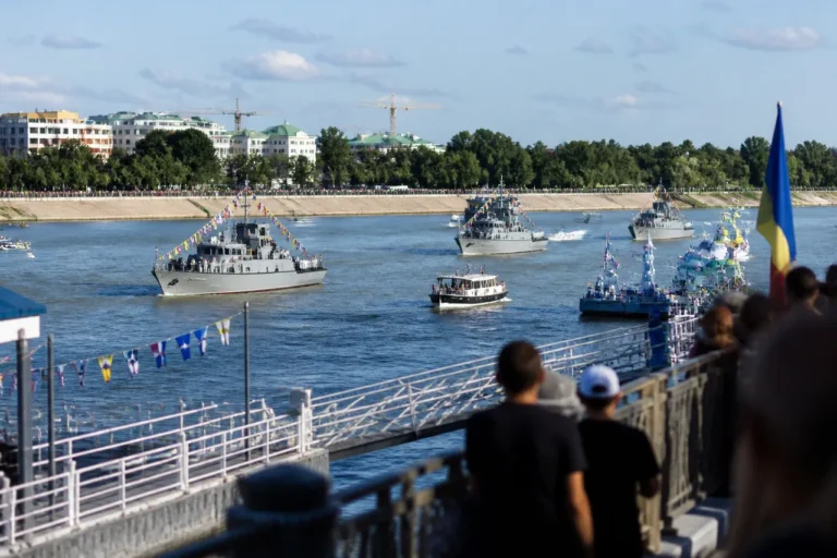 Brăila a sărbătorit Ziua Marinei cu parade navale, dueluri de foc și jocuri pe apă