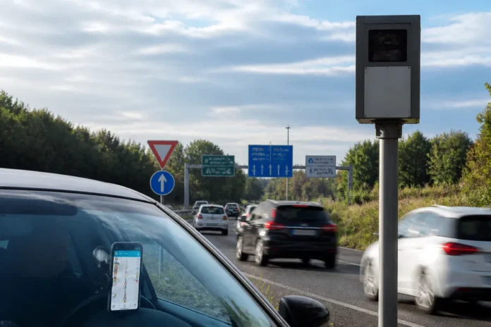 CJUE deschide calea interzicerii alertelor de radar din Waze în statele UE