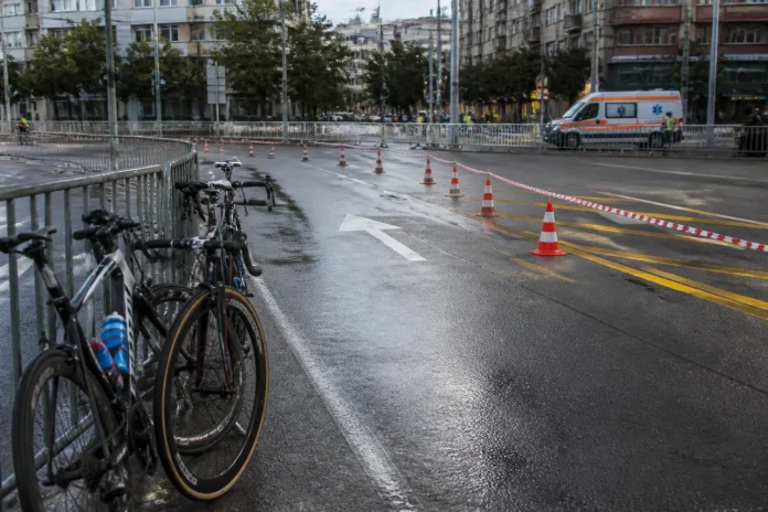 Doi bicicliști, răniți după ce un șofer a intrat pe traseul competiției din București Doi bicicliști, răniți după ce un șofer a intrat pe traseul competiției din București