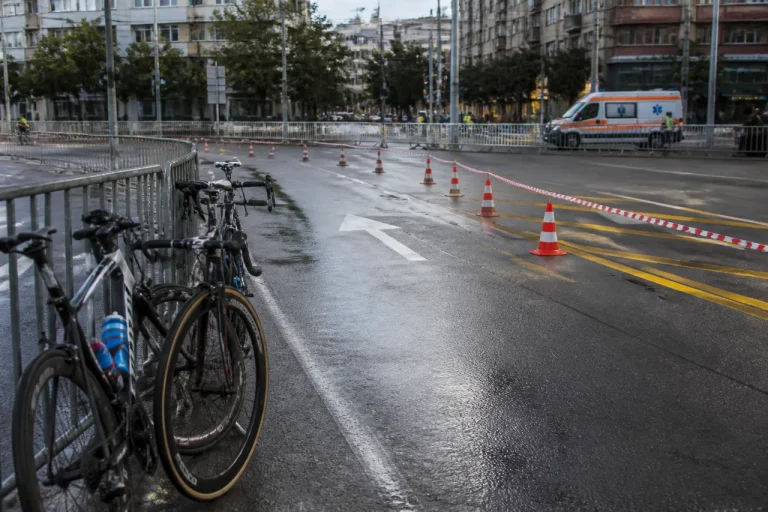 Doi bicicliști, răniți după ce un șofer a intrat pe traseul competiției din București