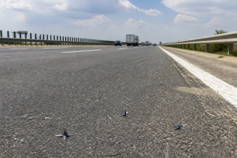 Obiecte metalice aruncate deliberat pe A2