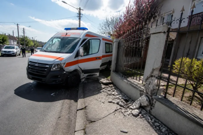 Ambulanță implicată într-un accident pe Șoseaua Vitan-Bârzești: două persoane au ajuns la spital Ambulanță implicată într-un accident pe Șoseaua Vitan-Bârzești