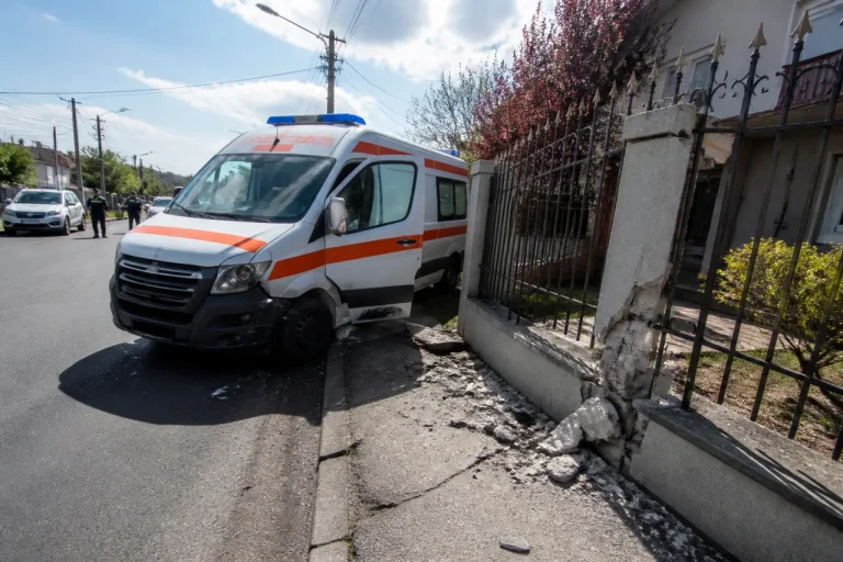 Ambulanță implicată într-un accident pe Șoseaua Vitan-Bârzești