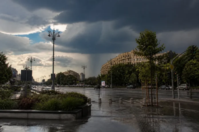 ANM anunță ploi și vijelii în țară. 31 de grade în București ANM anunță ploi și vijelii în țară. 31 de grade în București