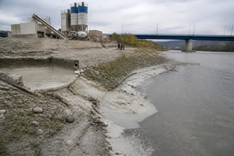 Deversări cu ciment în râul Buzău, la Mărăcineni