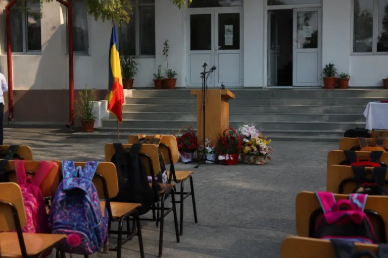 Nicușor Dan, la școala din Curcani