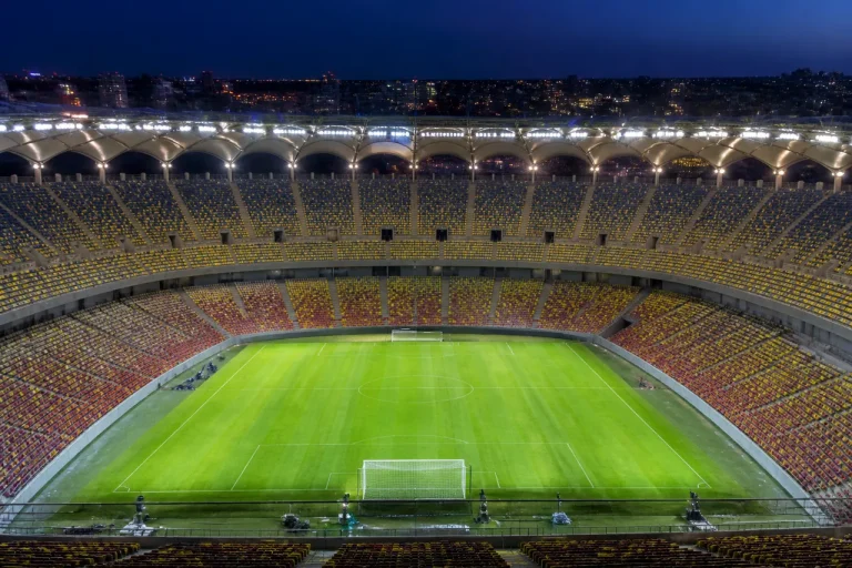 Victor Pițurcă îl felicită pe Răzvan Burleanu după atribuirea finalei Europa League