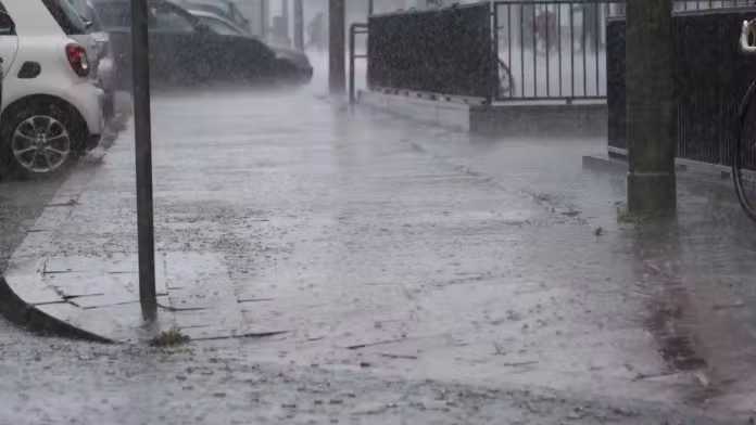 ANM anunță ploi, grindină și vijelii. Vreme rece în București și în țară