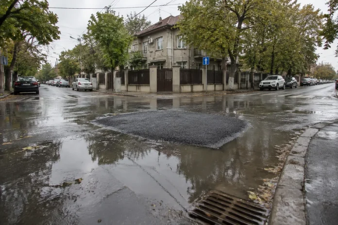 Asfaltare cu denivelări în Sectorul 2. Intersecția Delfinului cu Potârnichii se umple de apă