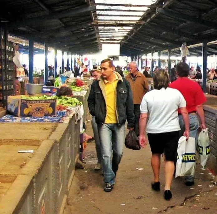 Piața Obor în 2006: tarabe de beton, fasole și pături cu „Răpirea din Serai” Piața Obor în 2006: tarabe de beton, fasole și pături cu „Răpirea din Serai”