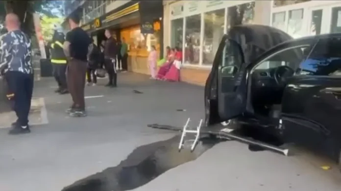 Pieton lovit de un indicator prăbușit după o coliziune, în Brăila Pieton lovit de un indicator prăbușit după o coliziune, în Brăila