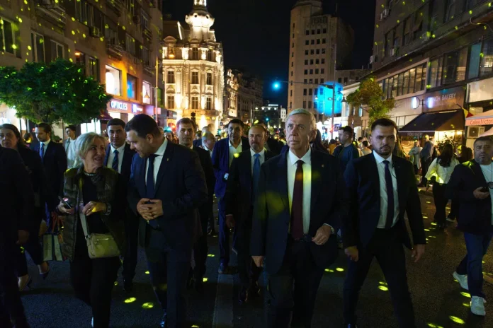 Spotlight București a aprins Calea Victoriei. Programul Festivalului Luminii de sâmbătă Spotlight București a aprins Calea Victoriei. Programul Festivalului Luminii de sâmbătă